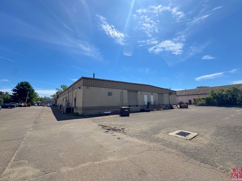 10 Capital Dr, Wallingford, CT for lease - Building Photo - Image 3 of 12