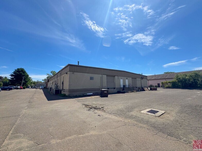 10 Capital Dr, Wallingford, CT à louer - Photo du bâtiment - Image 3 de 12