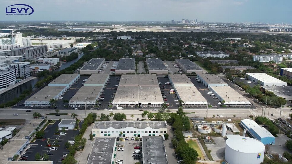 1200-1340 Stirling Rd, Dania Beach, FL à louer - Vidéo sur l’inscription commerciale - Image 2 de 14
