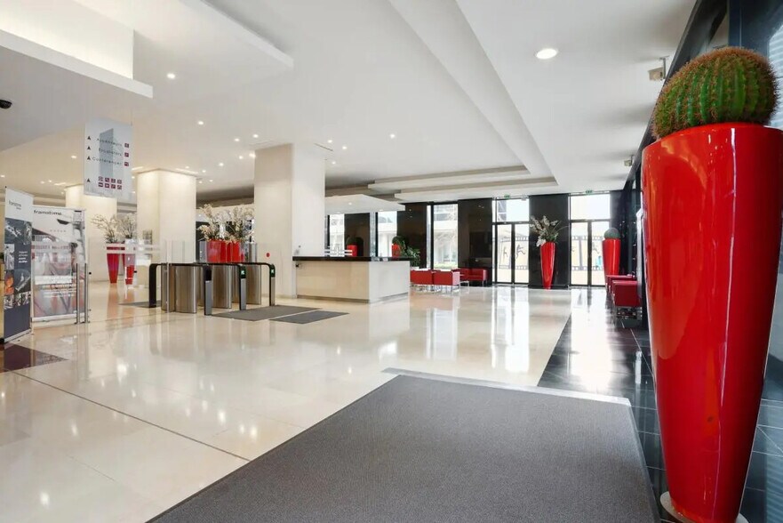 Office in Courbevoie for lease - Building Photo - Image 3 of 12