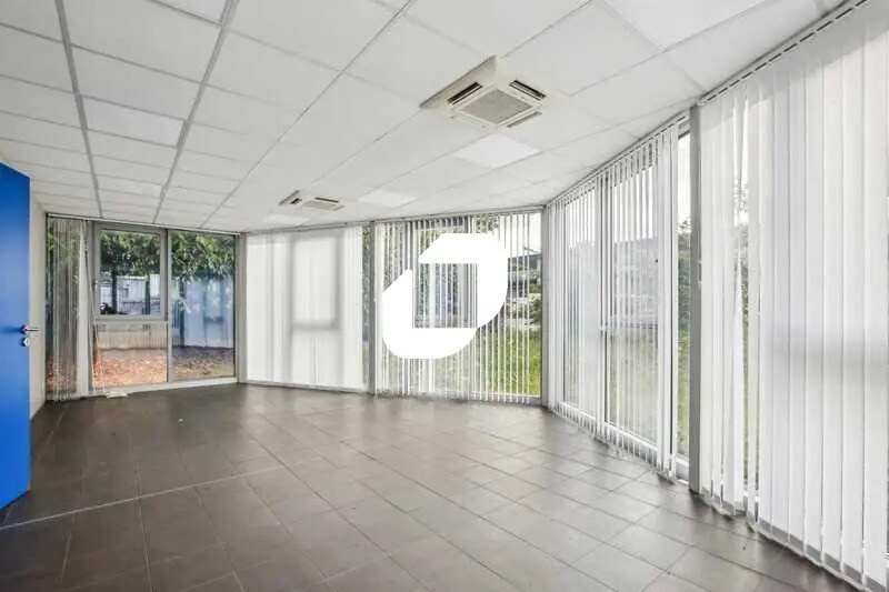 Office in La Courneuve for lease - Interior Photo - Image 3 of 9