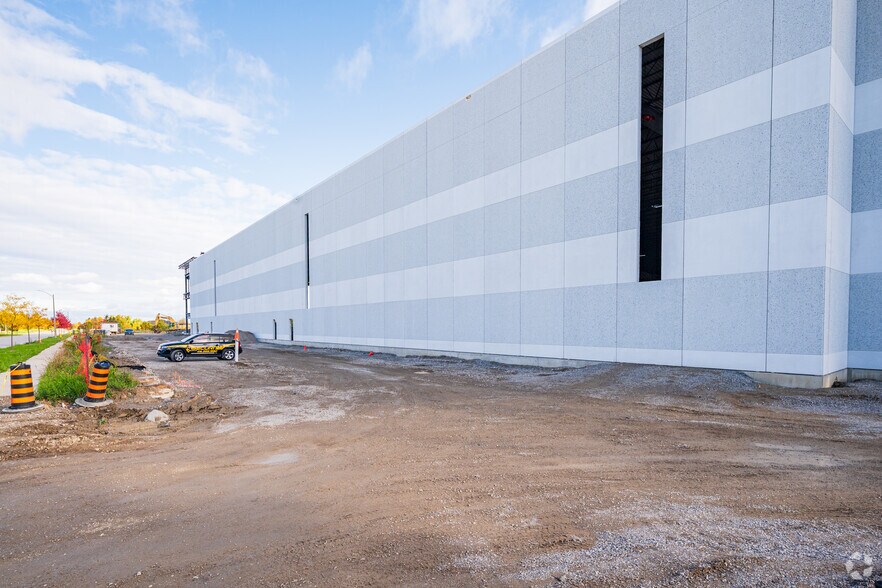 350 Zenway Blvd, Vaughan, ON à louer - Photo du bâtiment - Image 3 de 13