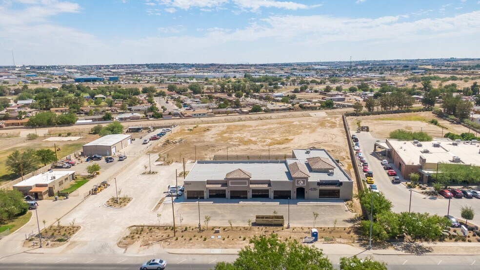 8623 N Loop Dr, El Paso, TX à louer - Photo du bâtiment - Image 2 de 7