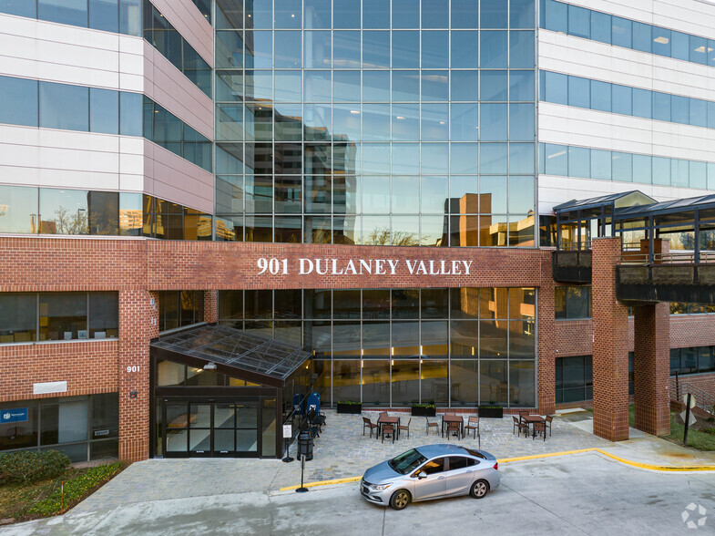 901 Dulaney Valley Rd, Towson, MD à louer - Photo du bâtiment - Image 2 de 9