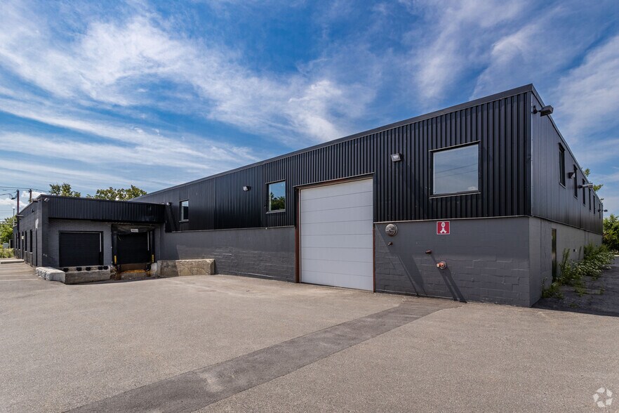 131 Boul Hymus, Pointe-claire, QC à louer - Photo du bâtiment - Image 2 de 11