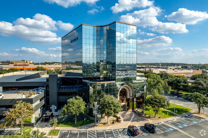 13750 San Pedro Ave, San Antonio, TX à louer - Photo du bâtiment - Image 1 de 15