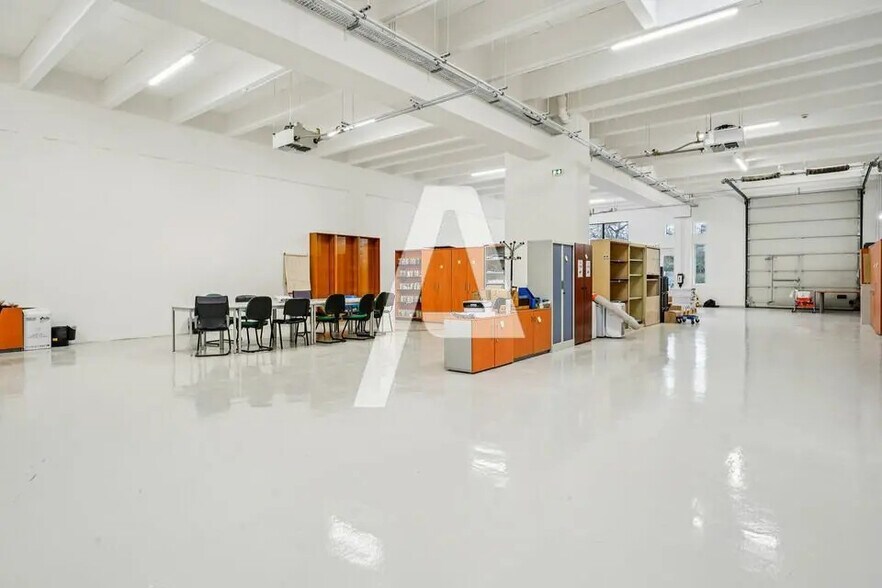 Flex in Rungis for lease - Interior Photo - Image 2 of 5