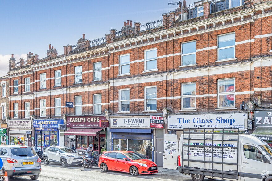 227 Cricklewood Broadway, Londres à louer - Photo du bâtiment - Image 2 de 2