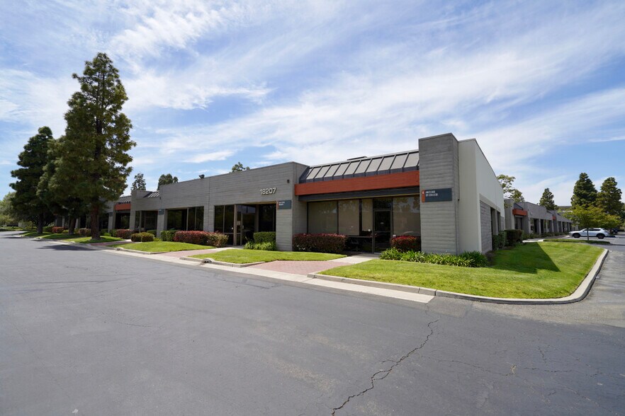 1200 Main St, Irvine, CA à louer - Photo du bâtiment - Image 2 de 18