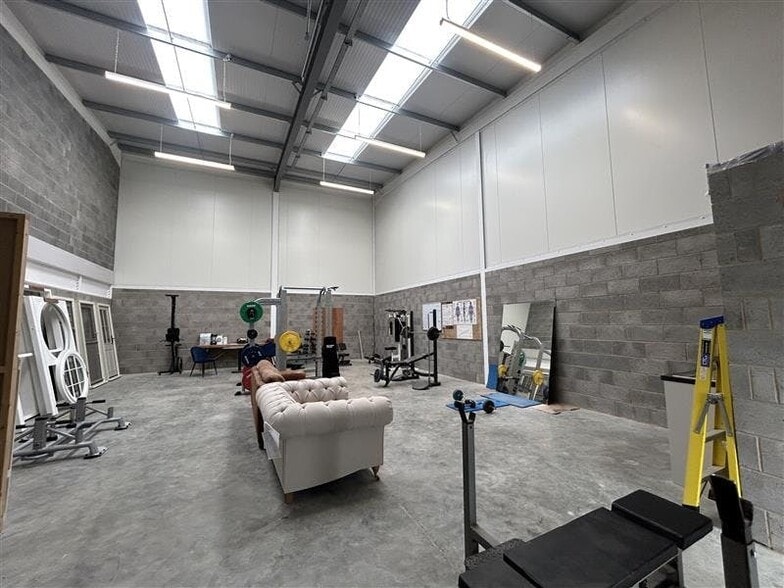 11 Cherry Farm Close, Malton for lease - Building Photo - Image 2 of 5