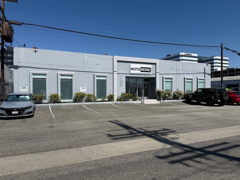 5255 W 102nd St, Los Angeles, CA à louer - Photo du bâtiment - Image 2 de 17