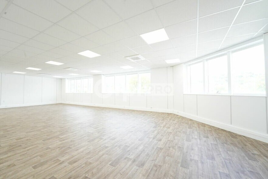 Office in Saint-Genis-Laval for lease - Interior Photo - Image 3 of 6