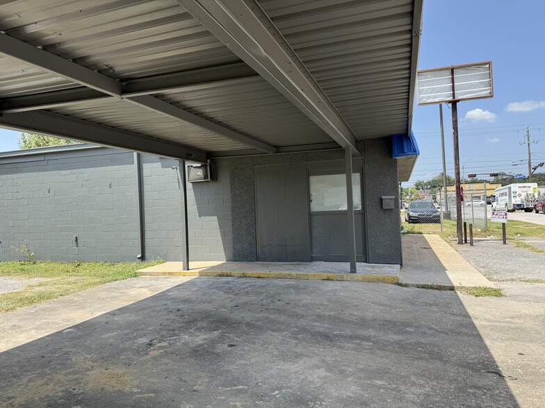 1305 Lacey Dr, Baytown, TX for lease - Building Photo - Image 3 of 10