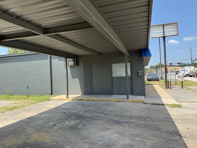 1305 Lacey Dr, Baytown, TX à louer - Photo du bâtiment - Image 3 de 10