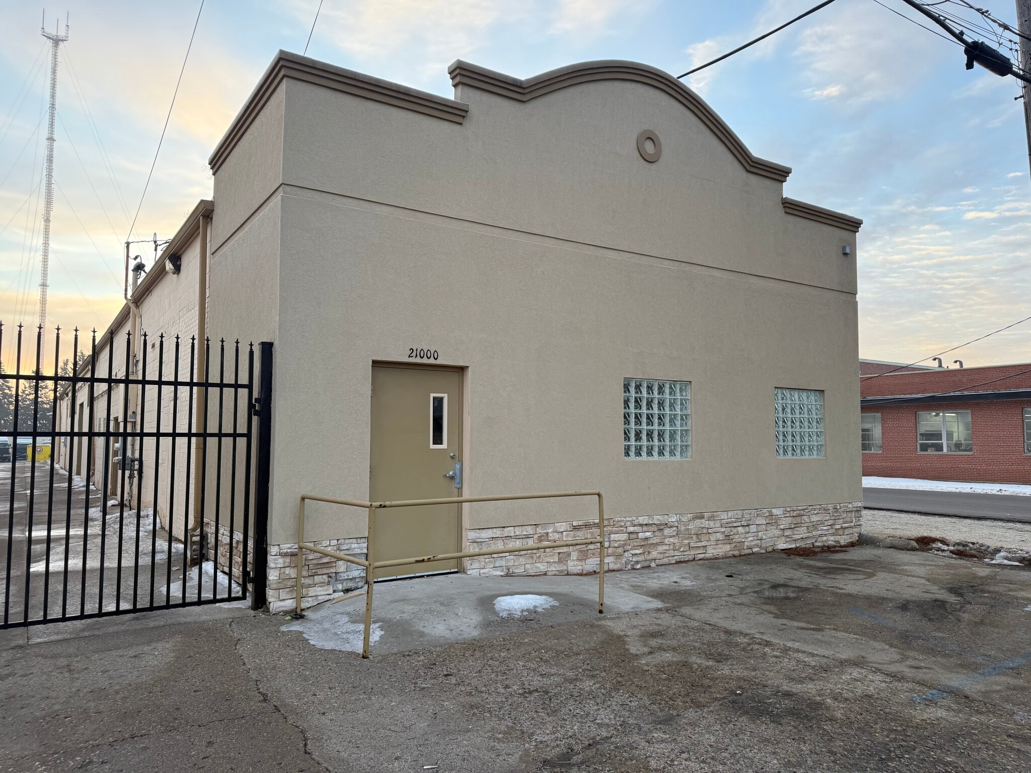 21000 Coolidge Hwy, Oak Park, MI for lease Building Photo- Image 1 of 8