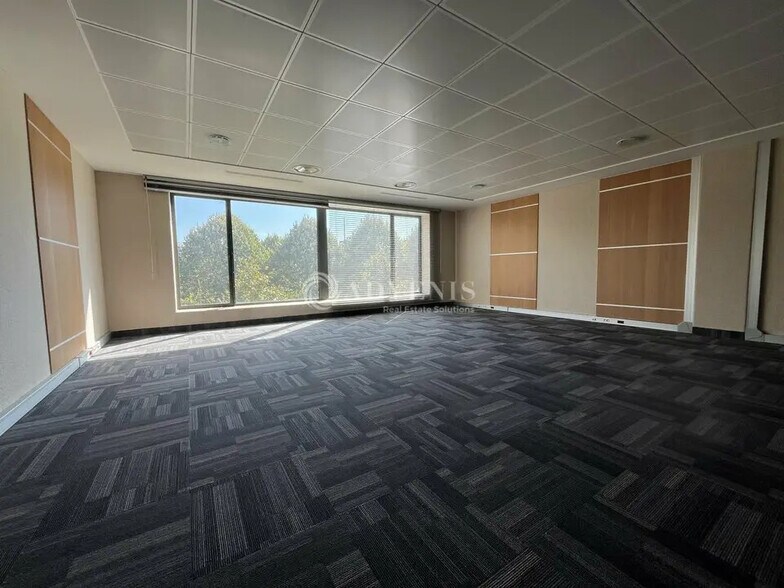 Office in Lieusaint for lease - Building Photo - Image 1 of 7