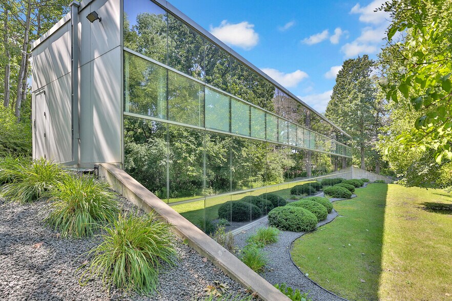 1000 Parkers Lake Rd, Minnetonka, MN for lease - Building Photo - Image 2 of 13