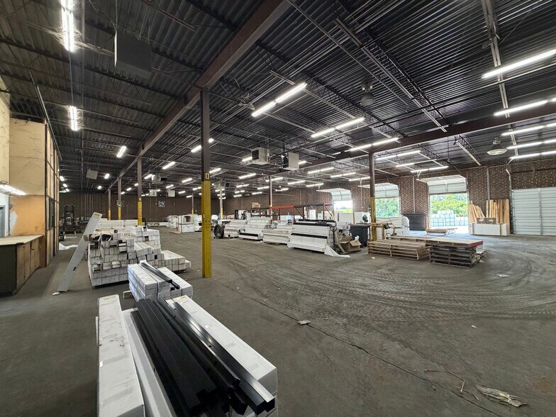 4827 Rozzelles Ferry Rd, Charlotte, NC for lease - Building Photo - Image 3 of 7
