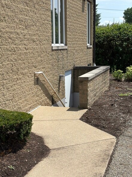 309 S Chapel St, Louisville, OH à vendre - Photo du bâtiment - Image 3 de 36