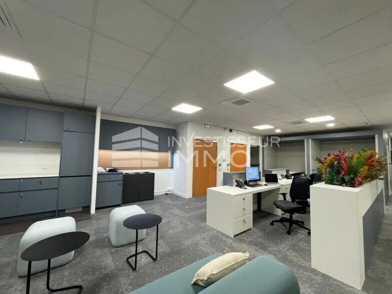 Office in Malakoff for lease - Interior Photo - Image 2 of 11