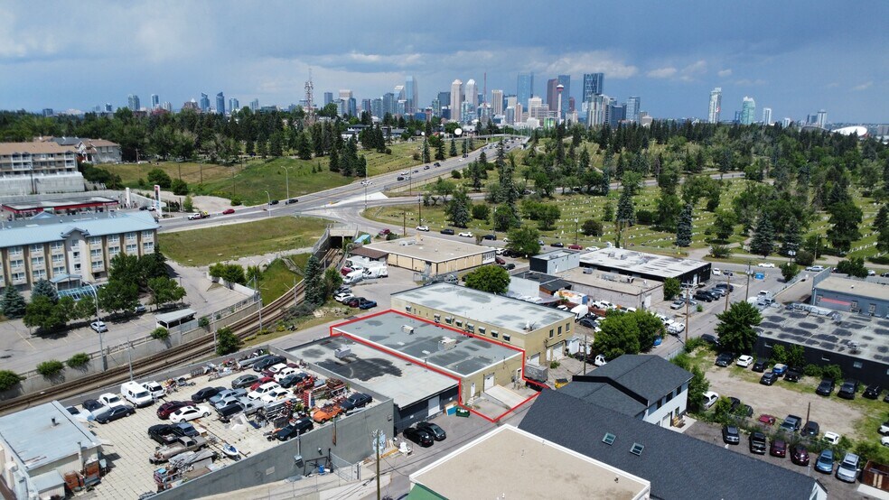 3628 Burnsland Rd SE, Calgary, AB à vendre - Photo du bâtiment - Image 2 de 11