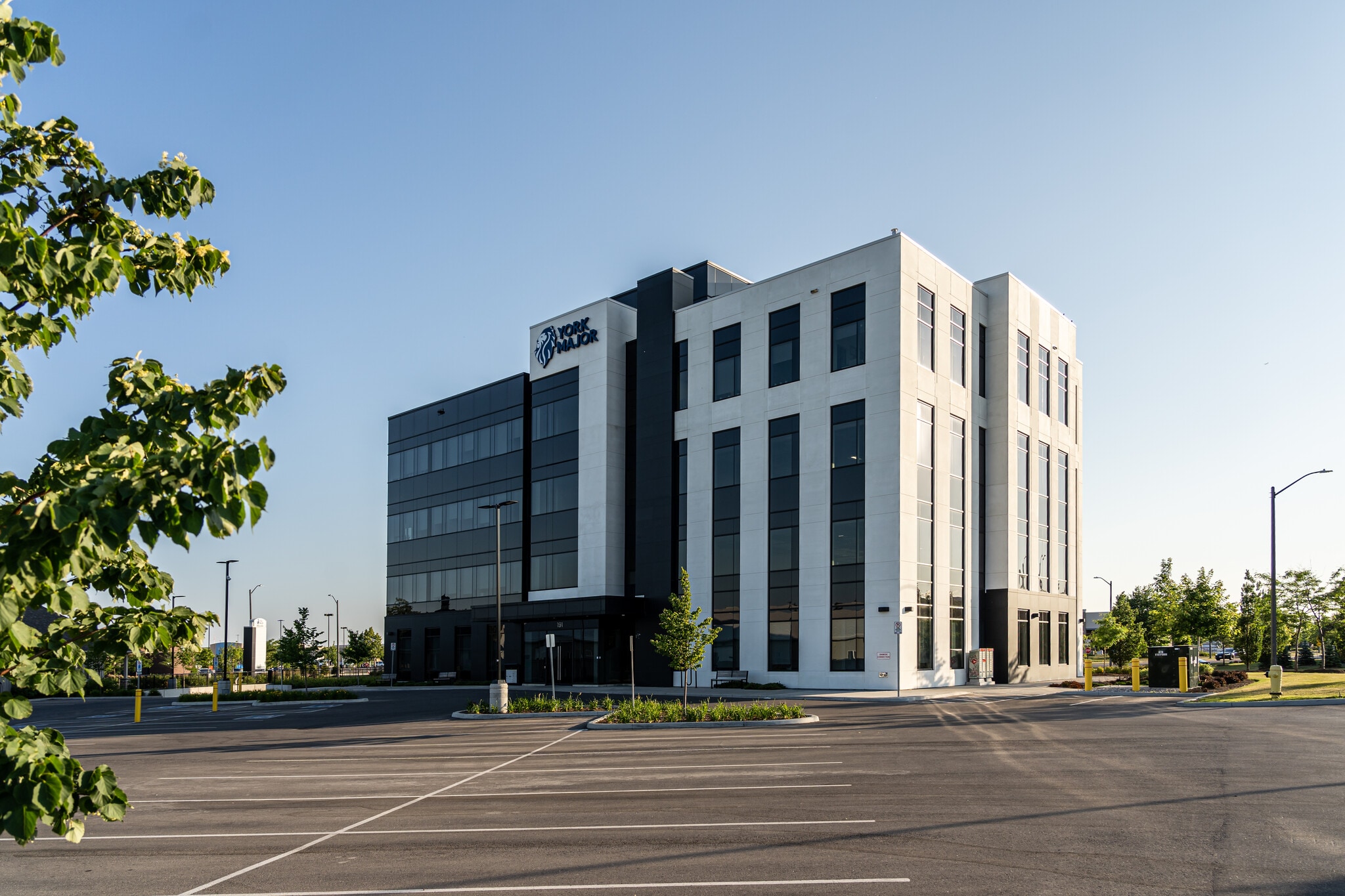 191 McNaughton Rd E, Vaughan, ON à louer Photo du bâtiment- Image 1 de 4