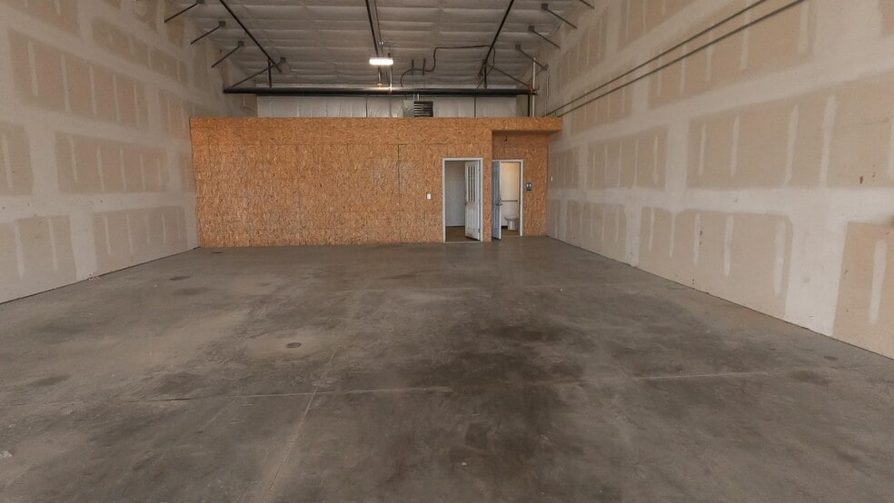 5421 NW Beaver Dr, Johnston, IA à louer - Vidéo sur l’inscription commerciale - Image 2 de 7