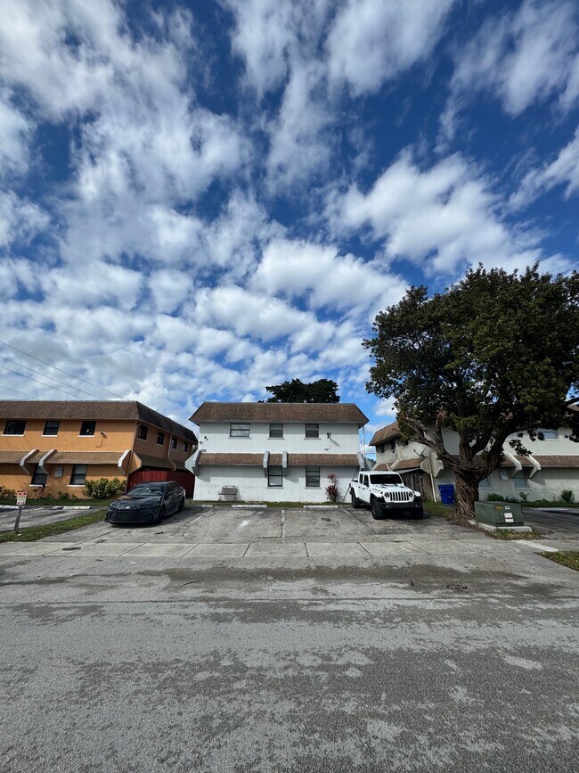 More details for 1741 SW 40th Ter, Fort Lauderdale, FL - Multifamily for Sale