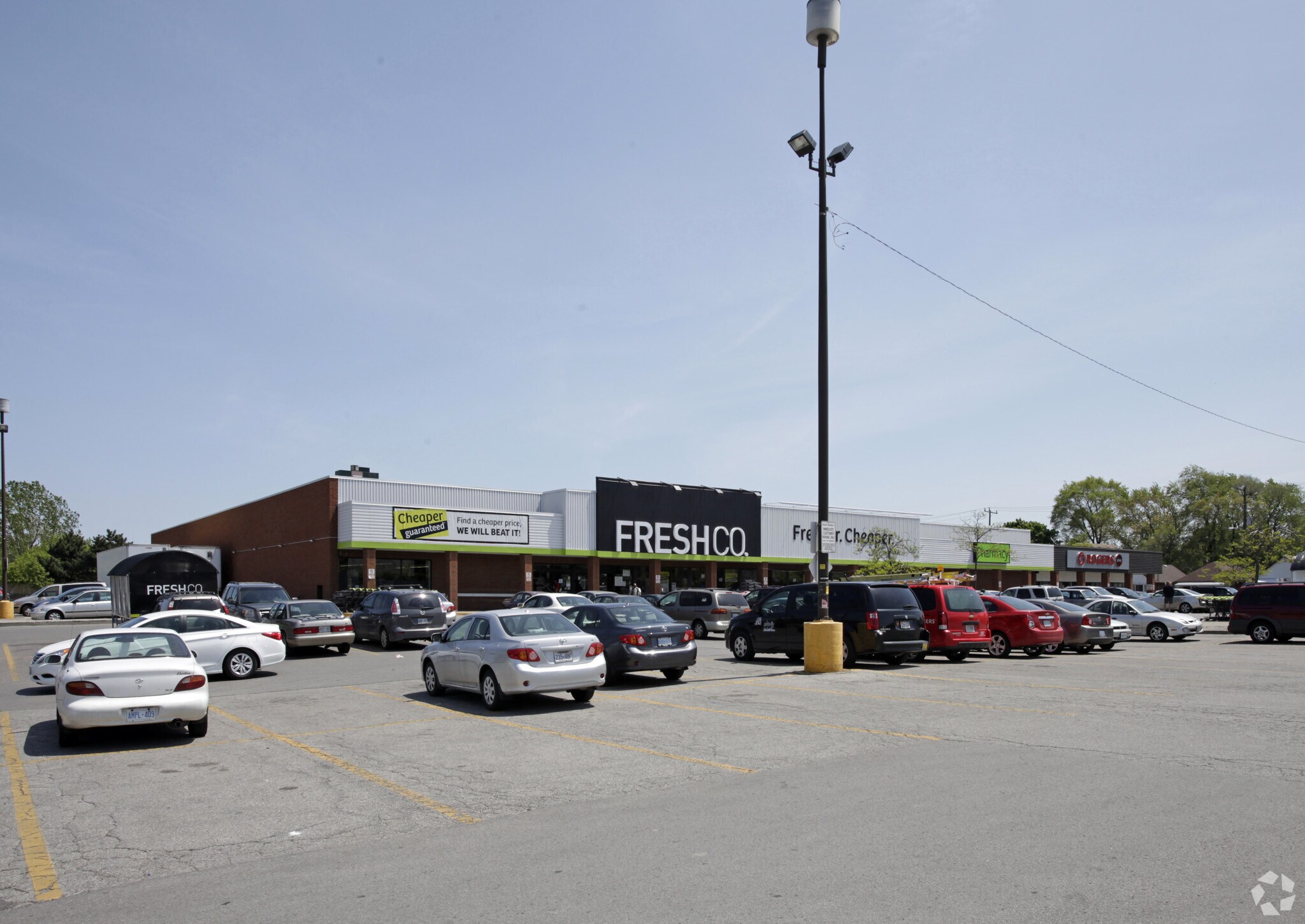 2480-2490 Gerrard St, Toronto, ON à vendre Photo principale- Image 1 de 1