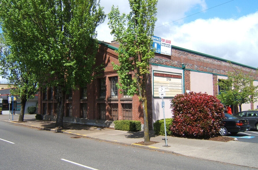 2705 E Burnside St, Portland, OR for lease - Building Photo - Image 2 of 5