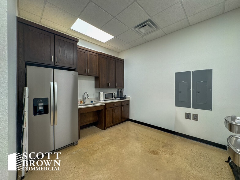 2449 Fort Worth Dr, Denton, TX for lease - Interior Photo - Image 2 of 9