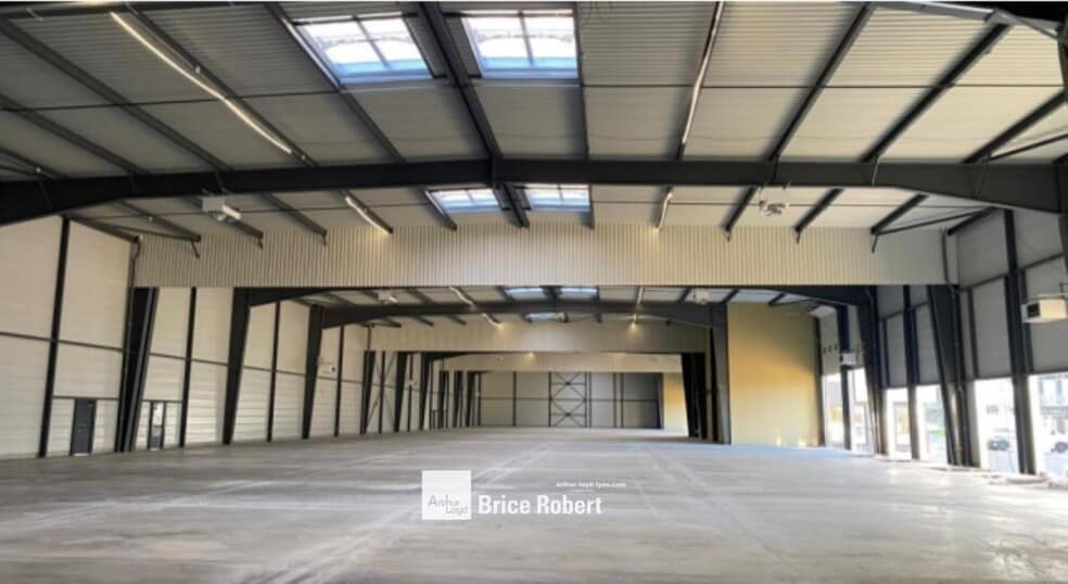 Flex in Saint-Priest for lease - Interior Photo - Image 2 of 7