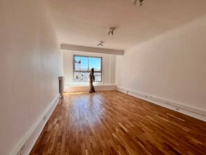 94 Rue Saint-Lazare, Paris for lease Interior Photo- Image 2 of 6