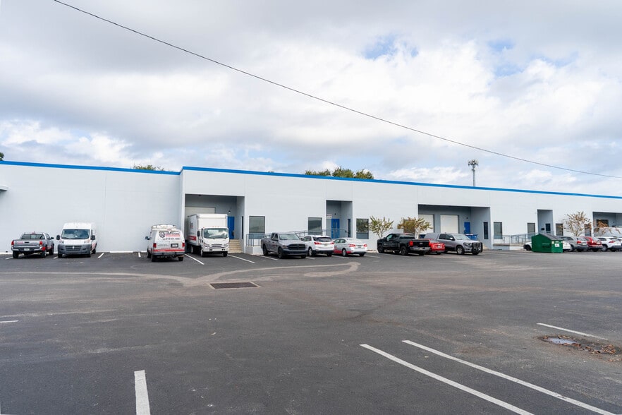 5501-5519 Pioneer Park Blvd, Tampa, FL for lease - Building Photo - Image 2 of 28
