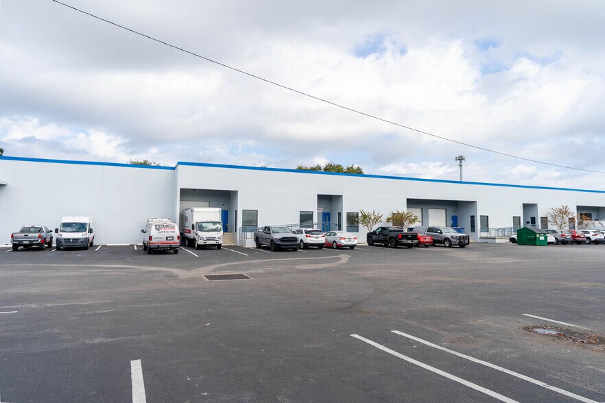 5501-5519 Pioneer Park Blvd, Tampa, FL à louer - Photo du bâtiment - Image 2 de 28
