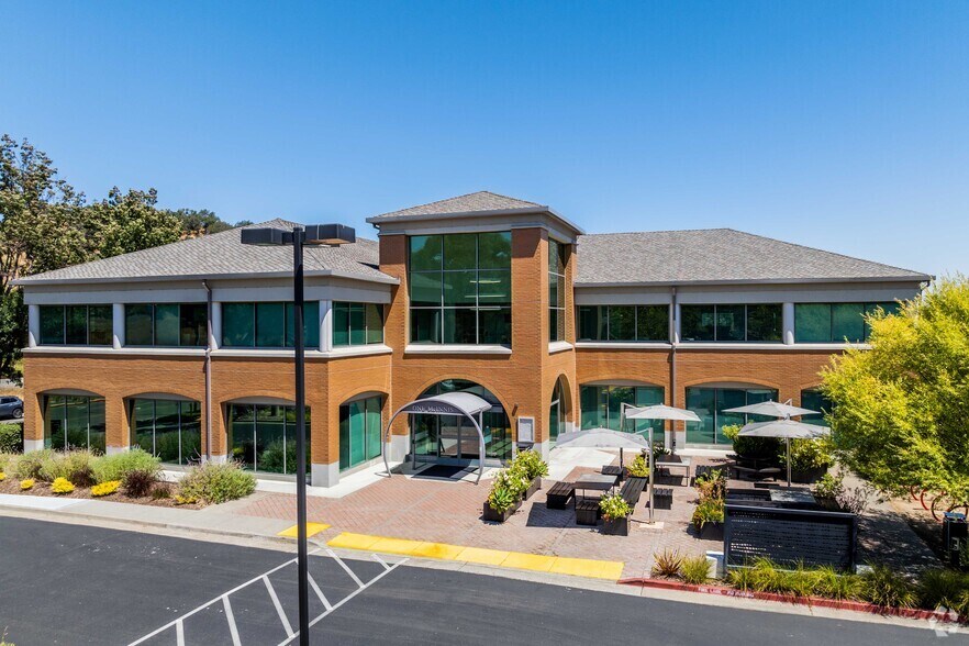 1 McInnis Pky, San Rafael, CA à louer - Photo du bâtiment - Image 2 de 4