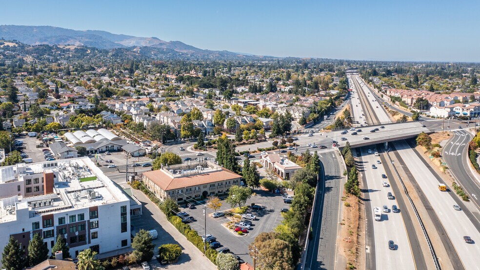 1340 S De Anza Blvd, San Jose, CA à louer - Photo du bâtiment - Image 3 de 9