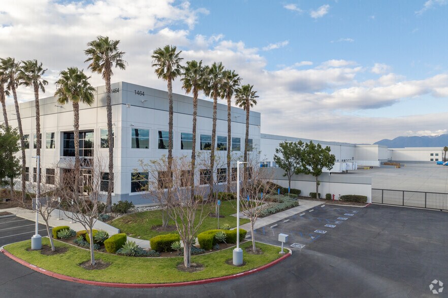 1464 W Merrill Ave, Rialto, CA à louer - Photo du bâtiment - Image 2 de 7