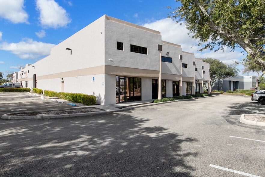6451 E Rogers Cir, Boca Raton, FL à louer - Photo du bâtiment - Image 1 de 18
