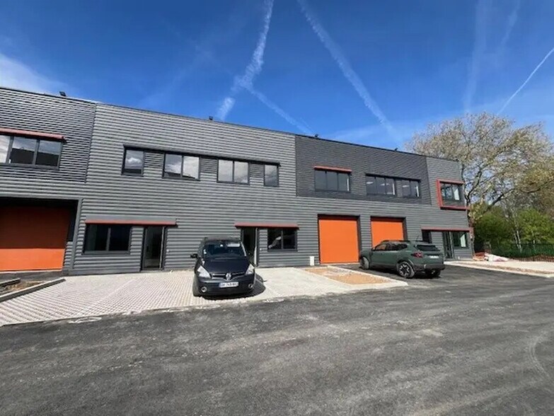 161 Rue De La Minière, Buc for sale - Building Photo - Image 2 of 8