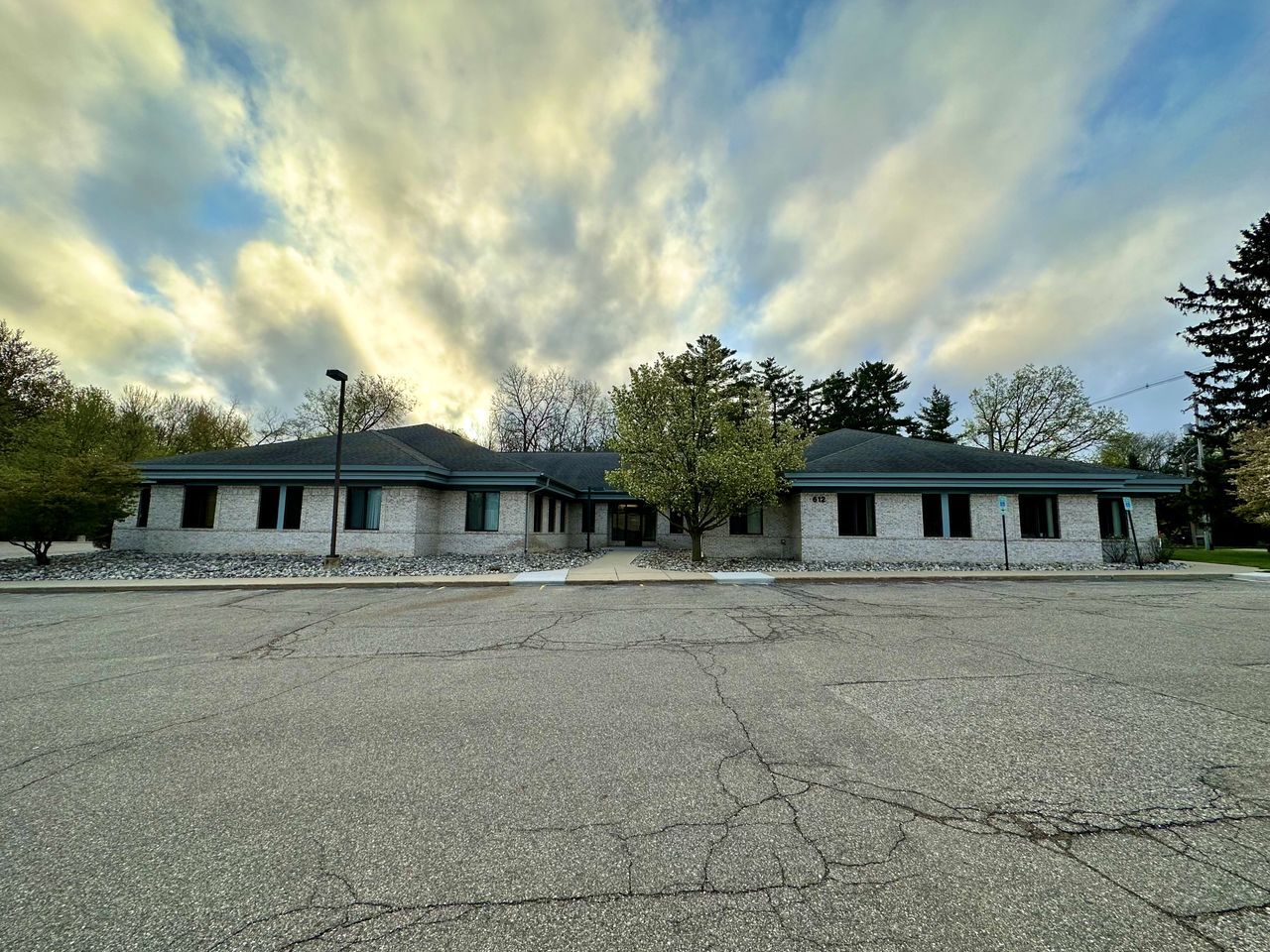 612 W Lake Lansing Rd, East Lansing, MI for lease Building Photo- Image 1 of 13