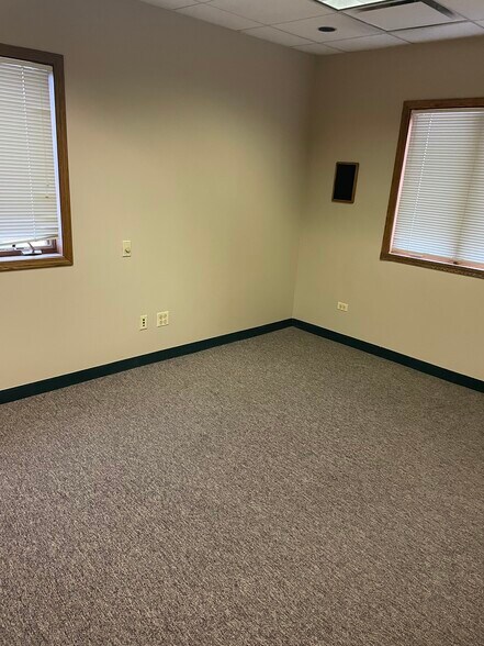1105 E Algonquin Rd, Arlington Heights, IL for lease - Building Photo - Image 3 of 13