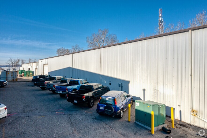 2719 3 Av, Calgary, AB à louer - Photo du bâtiment - Image 3 de 8