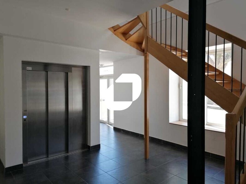 Office in Neuville-sur-Saône for lease - Building Photo - Image 3 of 11