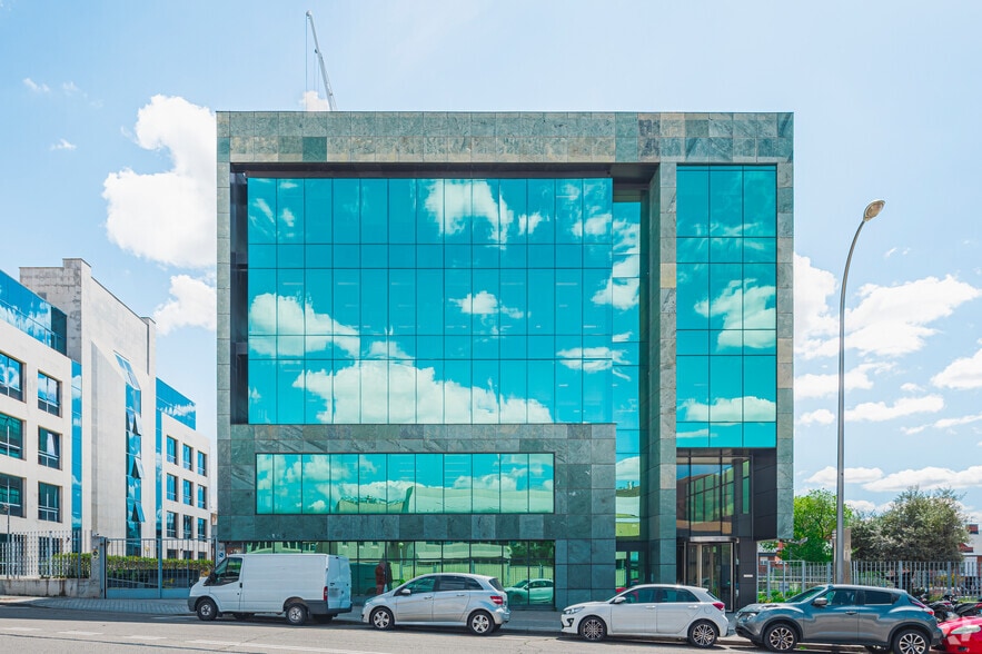 Calle de Juan Ignacio Luca de Tena, 6, Madrid, Madrid for lease - Building Photo - Image 2 of 6