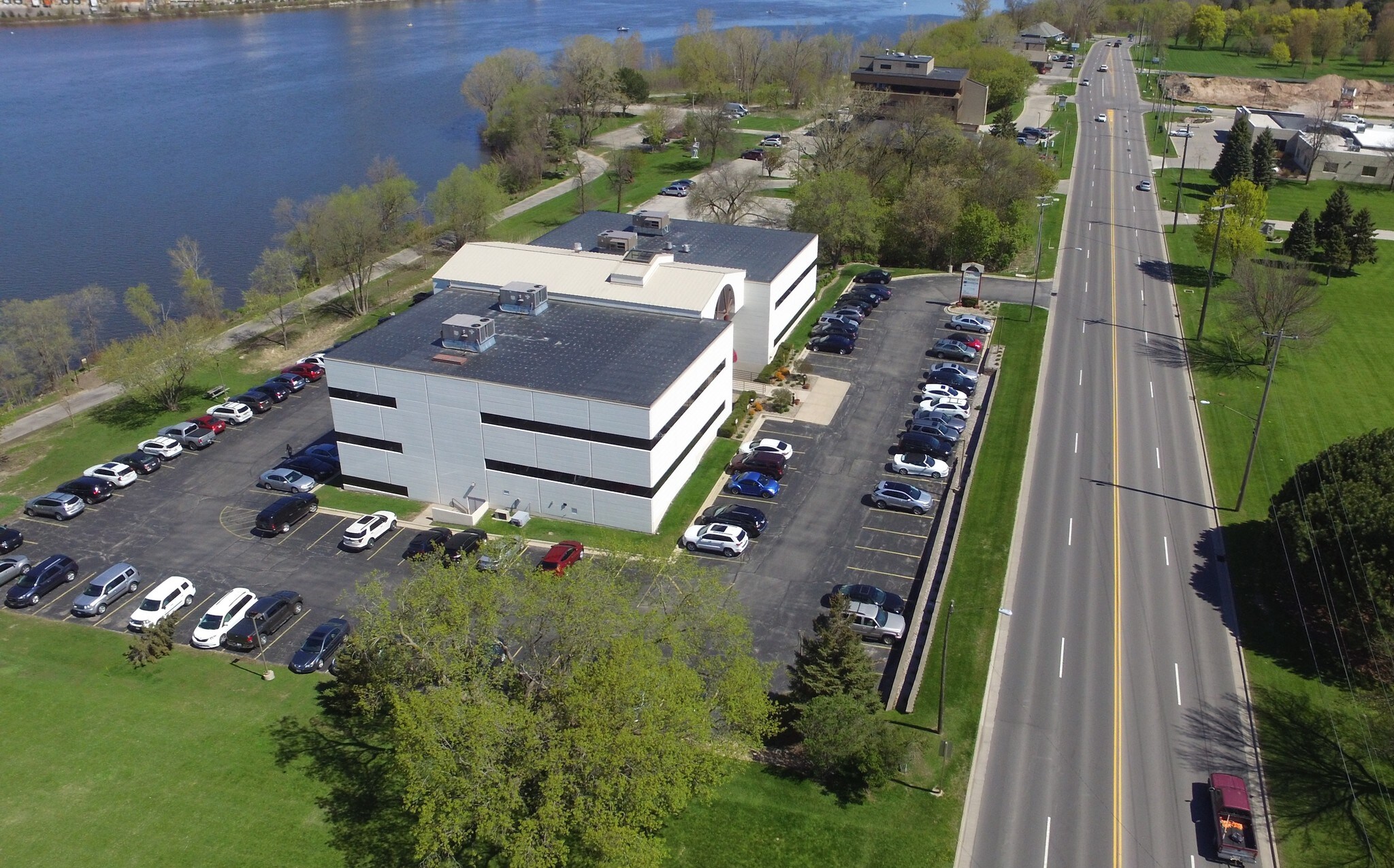 2100 Riverside Dr, Allouez, WI à louer Photo du bâtiment- Image 1 de 7