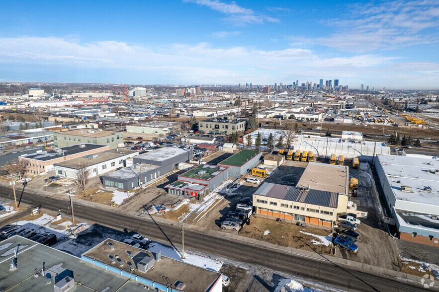 7024 Farrell Rd SE, Calgary, AB à vendre - Aérien - Image 2 de 3