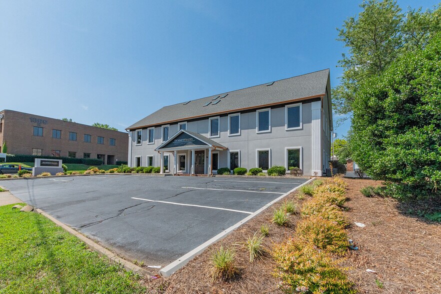 3400 Healy Dr, Winston-Salem, NC à vendre - Photo du bâtiment - Image 2 de 15