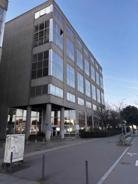 Office in Villejuif for lease - Building Photo - Image 1 of 4