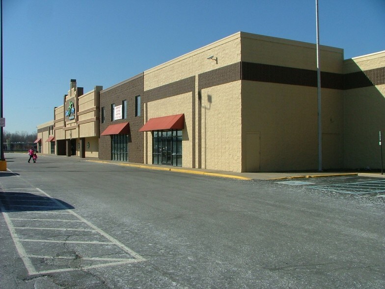 7140 E Washington St, Indianapolis, IN à louer - Photo du bâtiment - Image 3 de 5